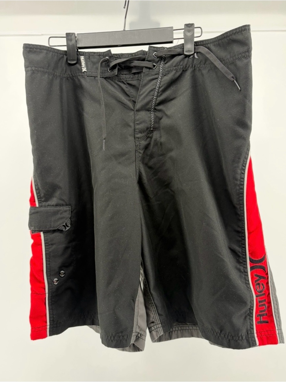 Hurley Board Shorts Mens, Black/Red True Performance Chino Bermuda Size 34 (M)